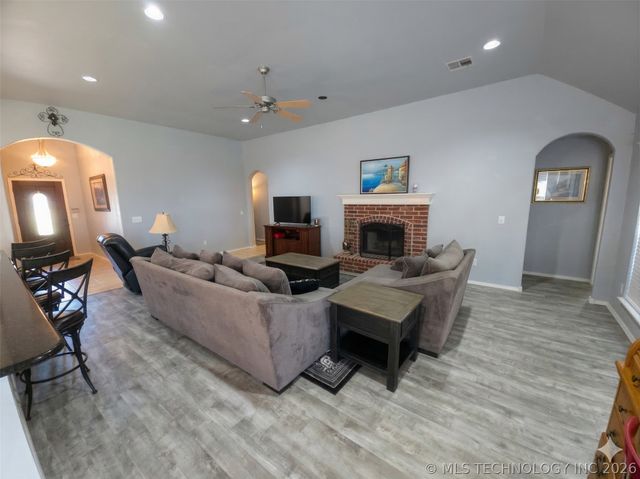 12325 Longhorn Circle, Glenpool, OK 74066