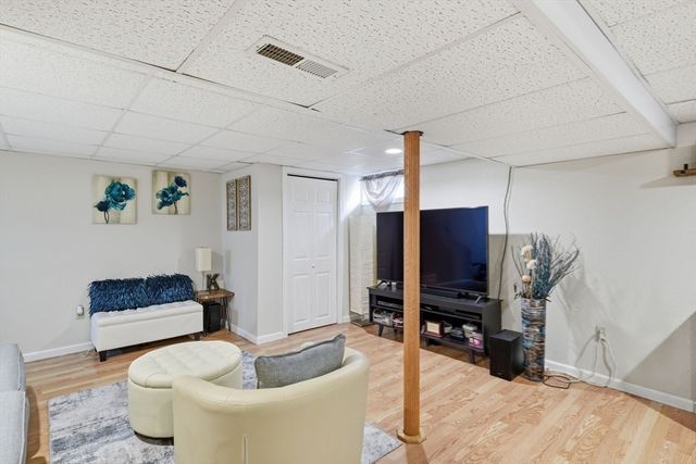 30 W Hill Road, Springfield, MA 01109