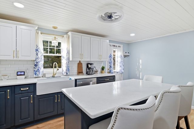 30 W Hill Road, Springfield, MA 01109
