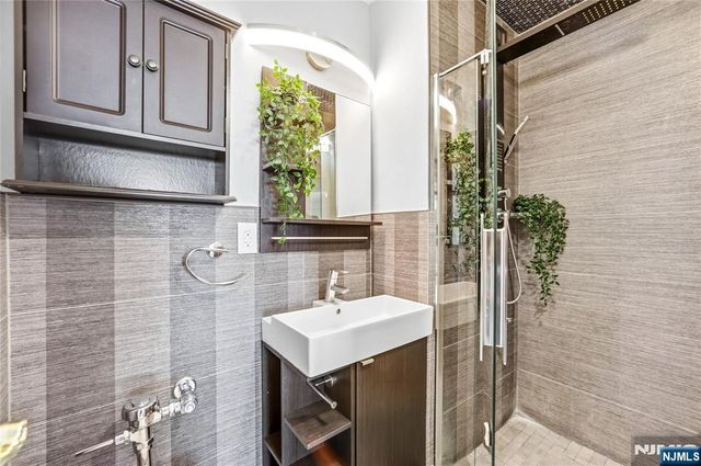 2077 Center Avenue 20F, Fort Lee, NJ 07024