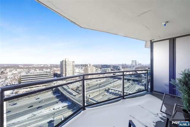 2077 Center Avenue 20F, Fort Lee, NJ 07024