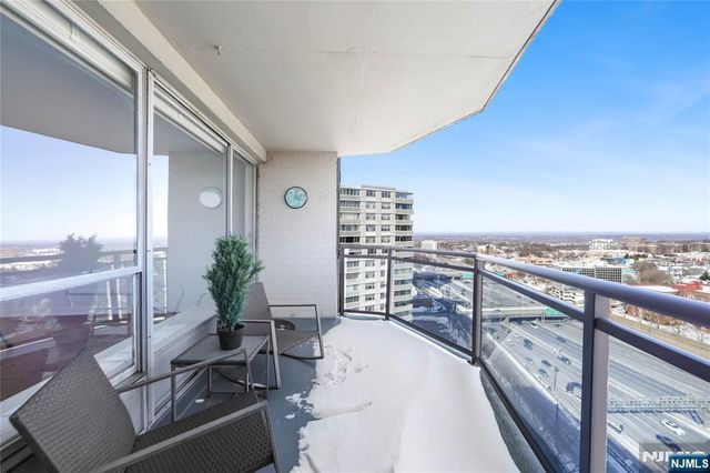 2077 Center Avenue 20F, Fort Lee, NJ 07024