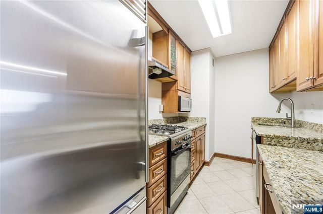 2077 Center Avenue 20F, Fort Lee, NJ 07024