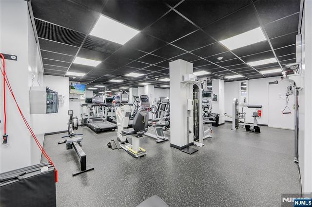 2077 Center Avenue 20F, Fort Lee, NJ 07024