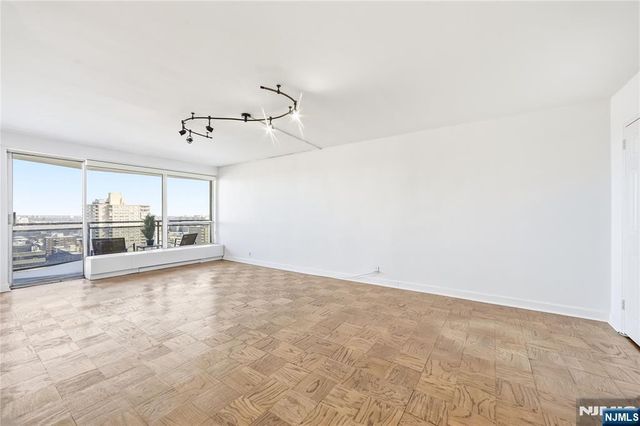 2077 Center Avenue 20F, Fort Lee, NJ 07024