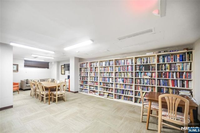 2077 Center Avenue 20F, Fort Lee, NJ 07024