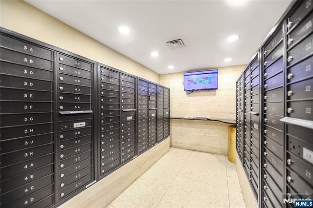 2077 Center Avenue 20F, Fort Lee, NJ 07024