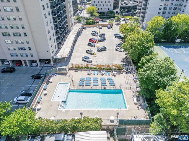 2077 Center Avenue 20F, Fort Lee, NJ 07024