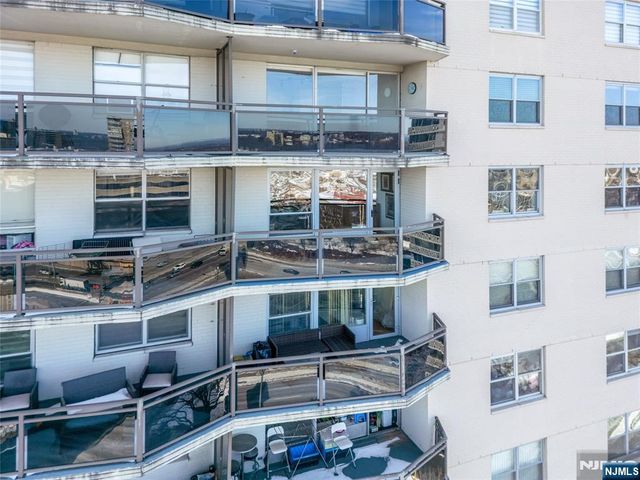 2077 Center Avenue 20F, Fort Lee, NJ 07024