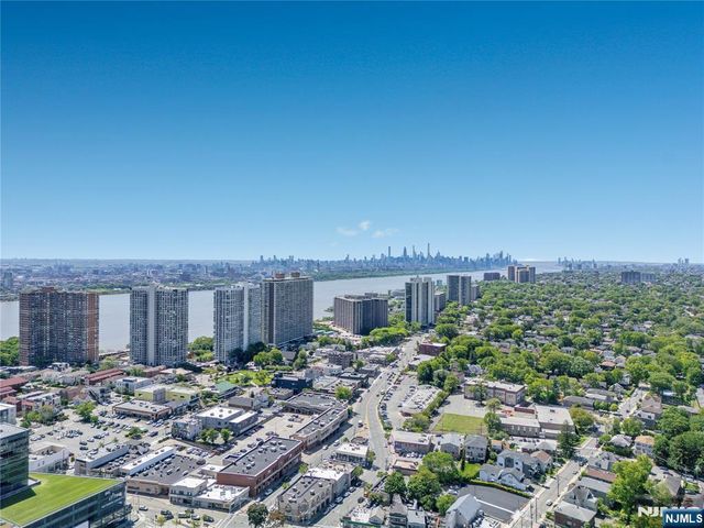 2077 Center Avenue 20F, Fort Lee, NJ 07024