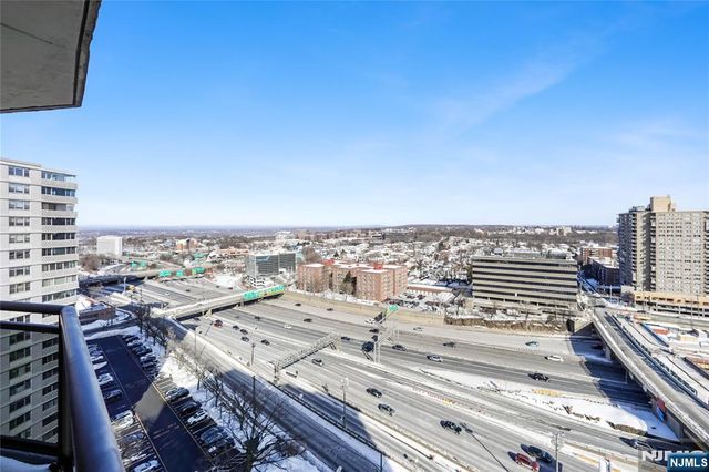 2077 Center Avenue 20F, Fort Lee, NJ 07024