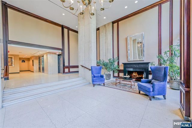 2077 Center Avenue 20F, Fort Lee, NJ 07024