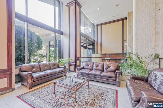 2077 Center Avenue 20F, Fort Lee, NJ 07024