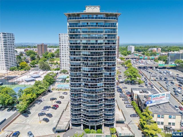 2077 Center Avenue 20F, Fort Lee, NJ 07024