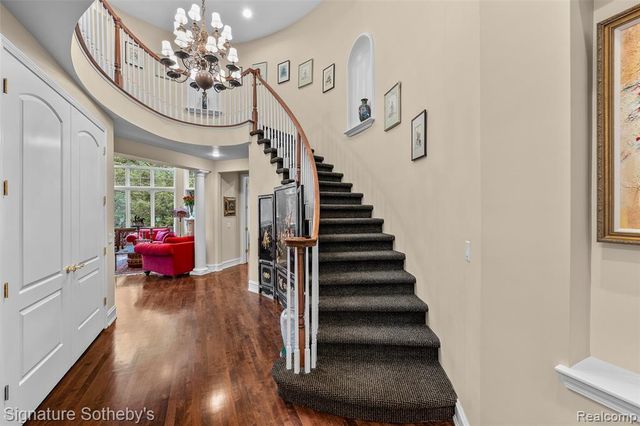 5375 Pembrooke Crossing Court, West Bloomfield, MI 48322