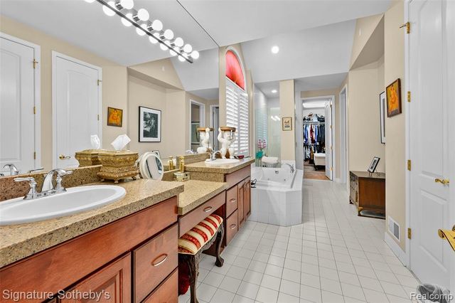 5375 Pembrooke Crossing Court, West Bloomfield, MI 48322