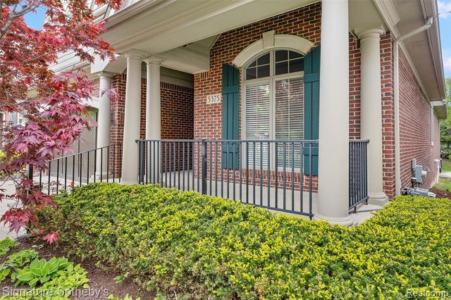 5375 Pembrooke Crossing Court, West Bloomfield, MI 48322