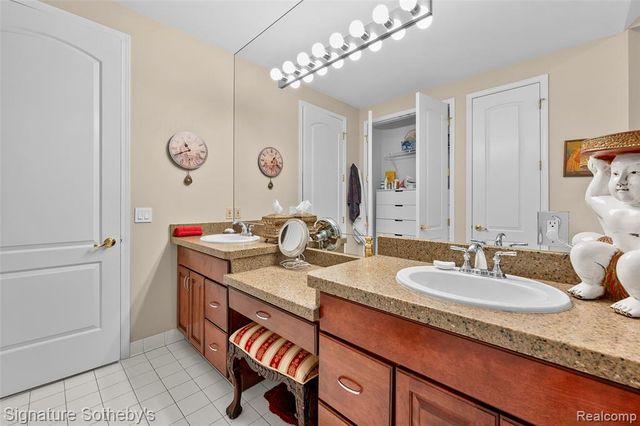 5375 Pembrooke Crossing Court, West Bloomfield, MI 48322