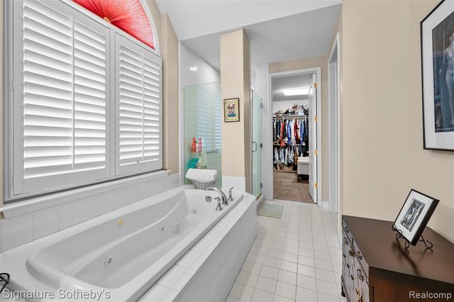 5375 Pembrooke Crossing Court, West Bloomfield, MI 48322