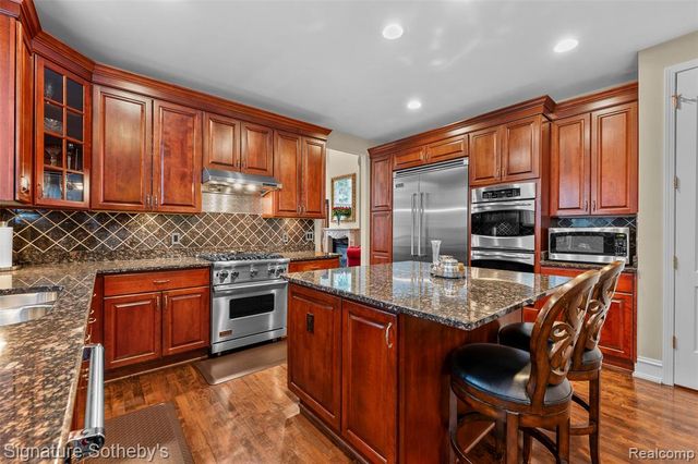 5375 Pembrooke Crossing Court, West Bloomfield, MI 48322