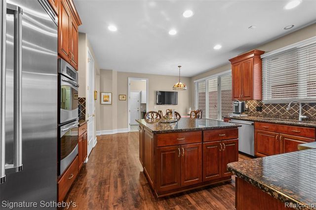 5375 Pembrooke Crossing Court, West Bloomfield, MI 48322
