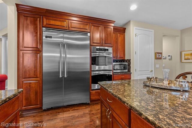 5375 Pembrooke Crossing Court, West Bloomfield, MI 48322