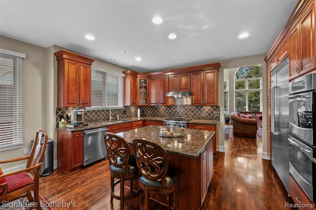 5375 Pembrooke Crossing Court, West Bloomfield, MI 48322