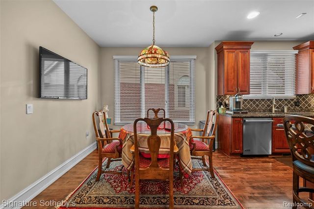 5375 Pembrooke Crossing Court, West Bloomfield, MI 48322