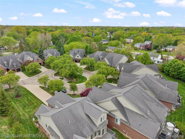 5375 Pembrooke Crossing Court, West Bloomfield, MI 48322