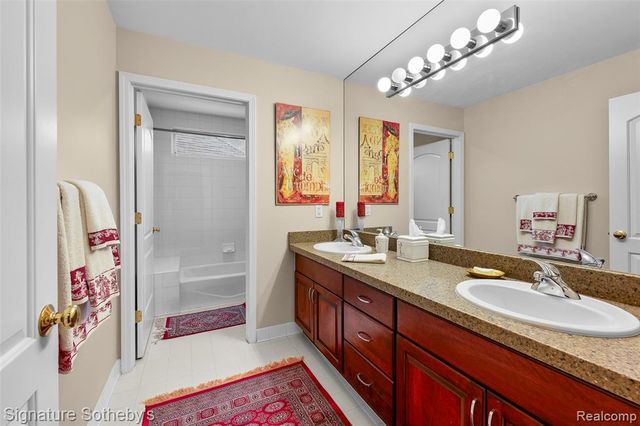 5375 Pembrooke Crossing Court, West Bloomfield, MI 48322