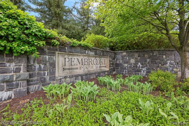 5375 Pembrooke Crossing Court, West Bloomfield, MI 48322