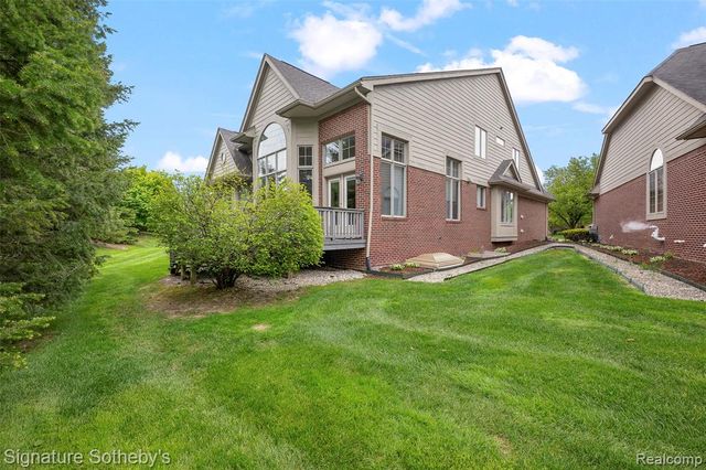 5375 Pembrooke Crossing Court, West Bloomfield, MI 48322