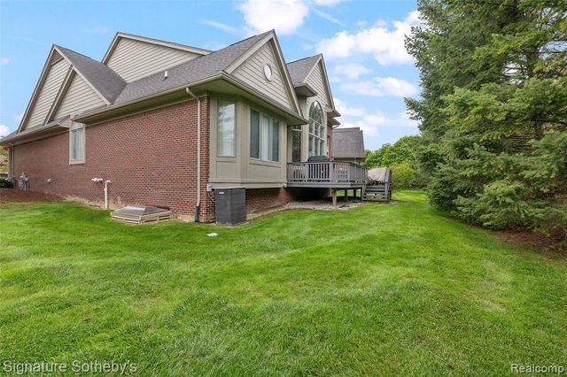 5375 Pembrooke Crossing Court, West Bloomfield, MI 48322