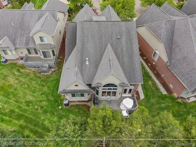 5375 Pembrooke Crossing Court, West Bloomfield, MI 48322