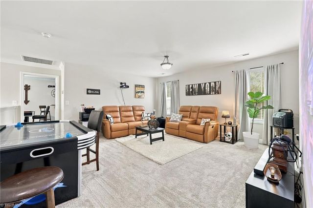 1089 Luna Creek Court, Kernersville, NC 27284