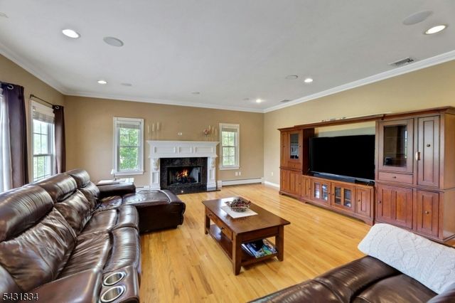 8 Buena Vista Dr, Ringwood Boro, NJ 07456