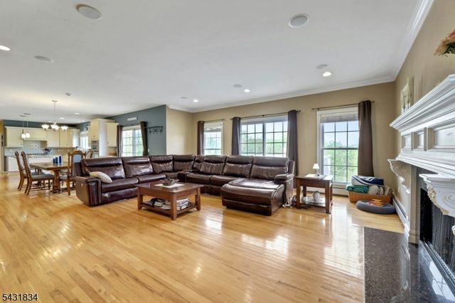 8 Buena Vista Dr, Ringwood Boro, NJ 07456