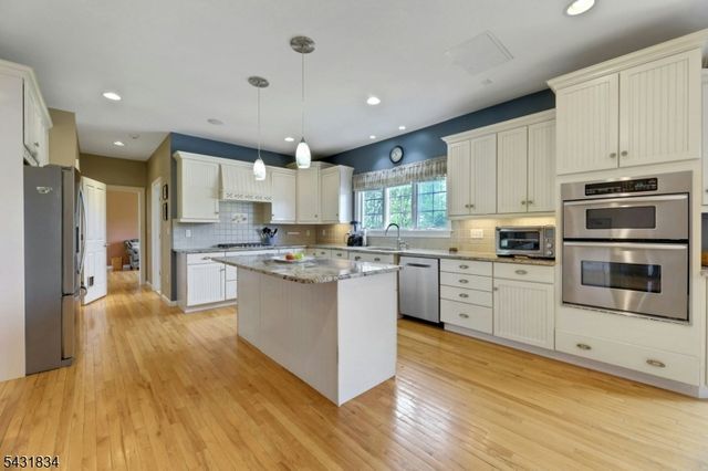 8 Buena Vista Dr, Ringwood Boro, NJ 07456
