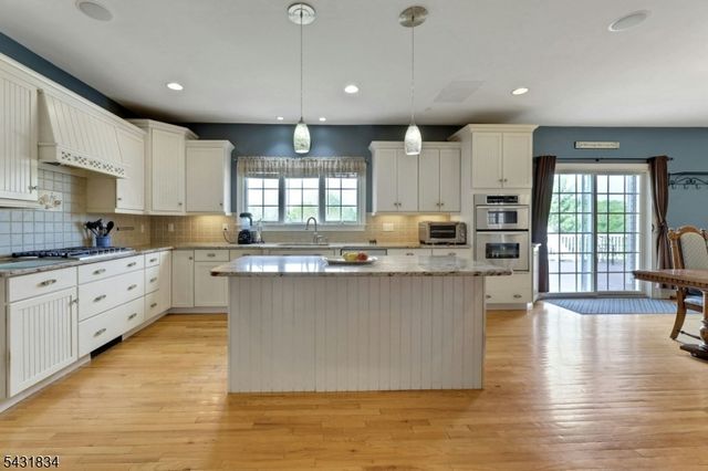 8 Buena Vista Dr, Ringwood Boro, NJ 07456