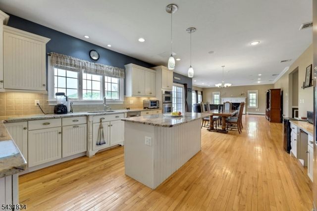 8 Buena Vista Dr, Ringwood Boro, NJ 07456