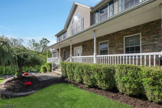 8 Buena Vista Dr, Ringwood Boro, NJ 07456