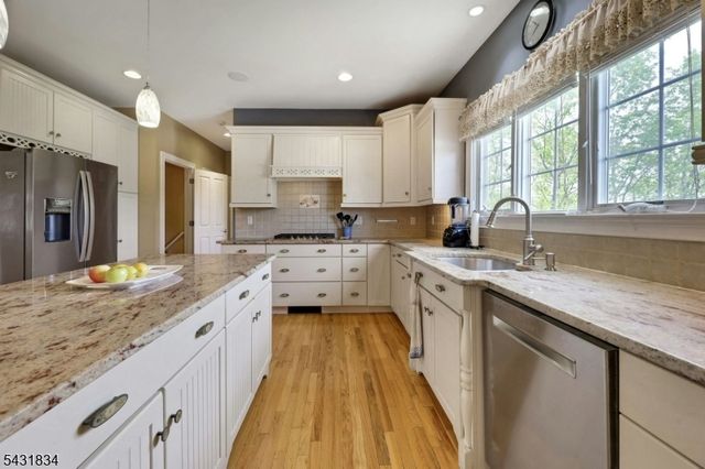 8 Buena Vista Dr, Ringwood Boro, NJ 07456