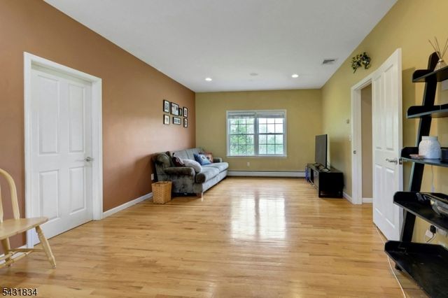 8 Buena Vista Dr, Ringwood Boro, NJ 07456