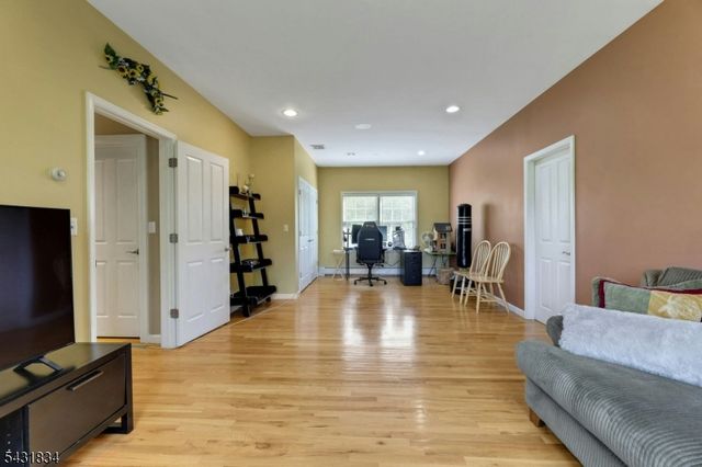 8 Buena Vista Dr, Ringwood Boro, NJ 07456
