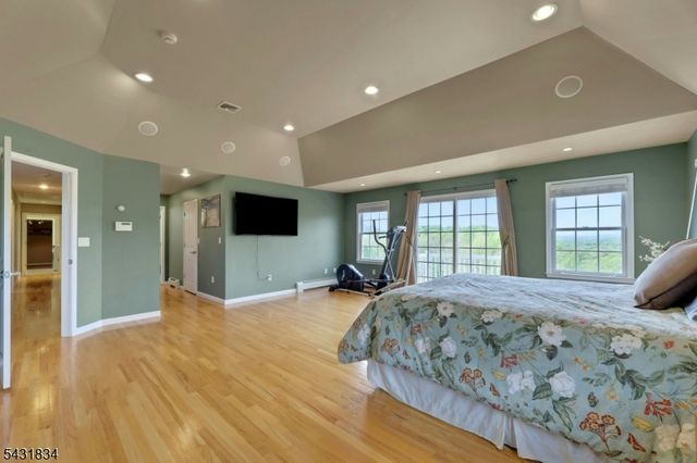 8 Buena Vista Dr, Ringwood Boro, NJ 07456