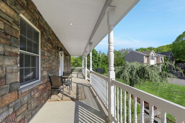 8 Buena Vista Dr, Ringwood Boro, NJ 07456