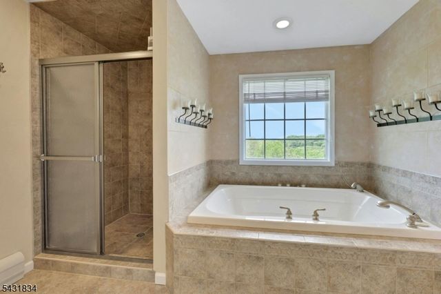 8 Buena Vista Dr, Ringwood Boro, NJ 07456