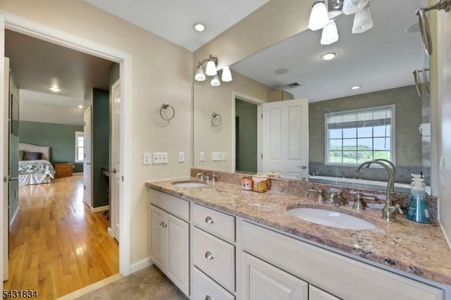 8 Buena Vista Dr, Ringwood Boro, NJ 07456