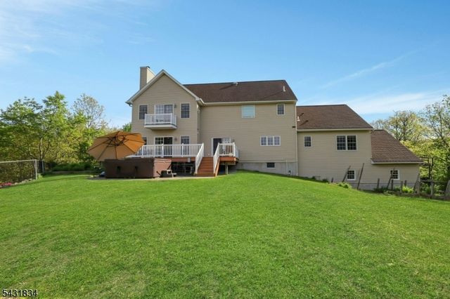 8 Buena Vista Dr, Ringwood Boro, NJ 07456