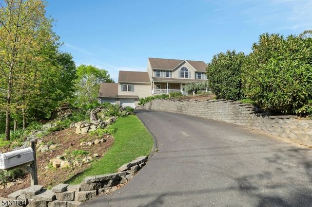 8 Buena Vista Dr, Ringwood Boro, NJ 07456